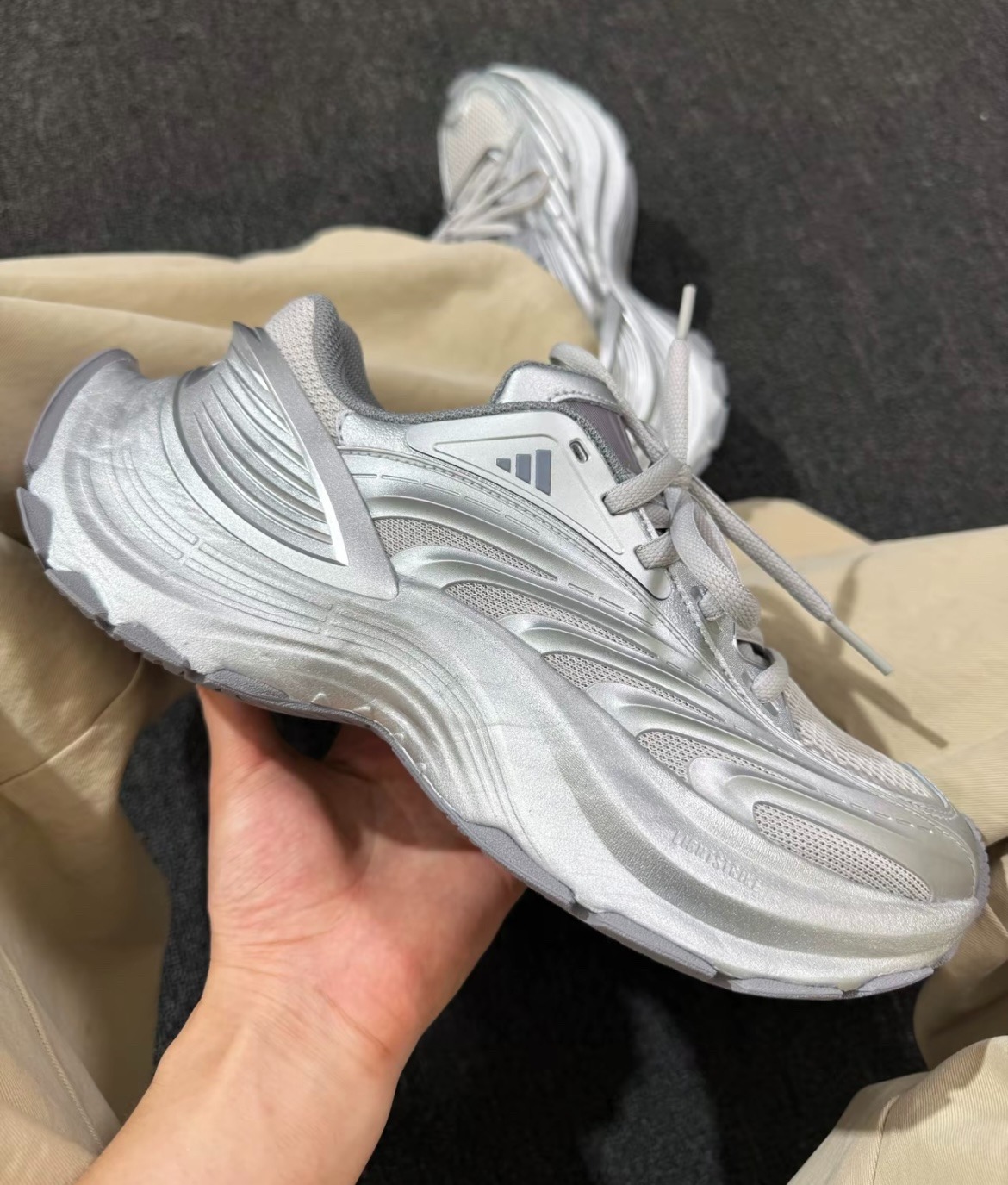 日本未入荷 adidas アディダス XLG MTW 耐摩耗 ローカット ランニングシューズ グレー レディーススニーカー IH1574 - 画像 (4)