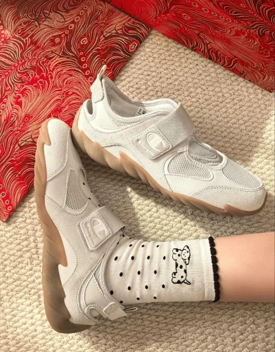 【日本未入荷】夏コーデの味方!Champion MaryJane Slippers / White Beige 魅力とは?